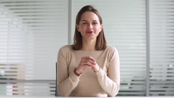 Mosolygó szép üzleti nő beszél nézett kamera videohívás — Stock videók