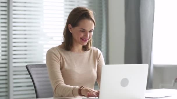 Mujer de negocios feliz uso de la computadora de comunicación en línea sentado en el escritorio — Vídeos de Stock