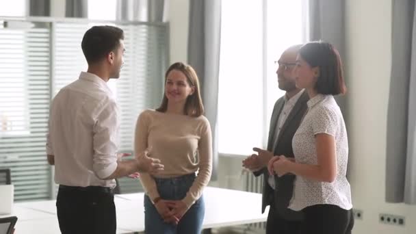 Happy leader motiver les employés diversifiés équipe d'affaires donner haute cinq — Video