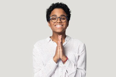 Dua elleriyle gülümseyen biracial kız kameraya teşekkür bakmak