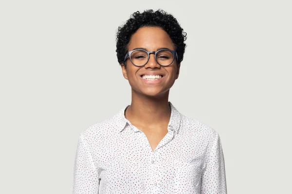 Retrato de mujer étnica sonriente posando en el fondo del estudio — Foto de Stock