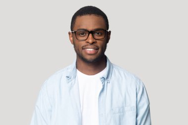 Stüdyoda poz gözlüklü Afro-Amerikan erkeğin headshot