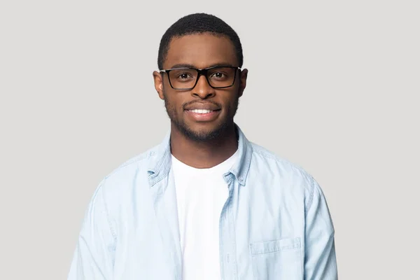 Prise de vue d'un homme afro-américain en lunettes posant en studio — Photo
