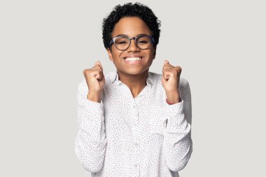 Gözlük overjoyed biracial kadın öforik hissediyorum