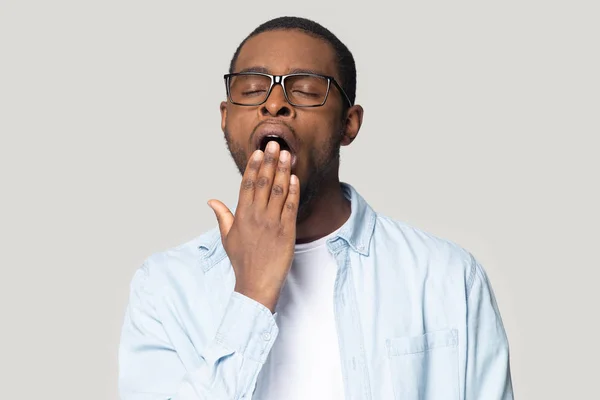 Cansado homem negro sentir sonolento boca tampa bocejo — Fotografia de Stock