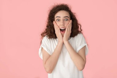 Kadın açık ağız kamera stüdyo çekim bakarak hayret hissediyor