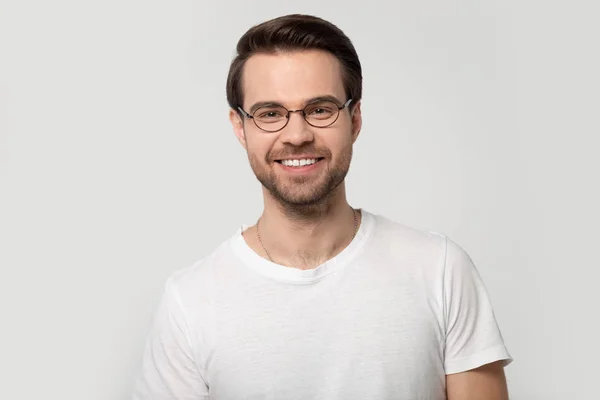 Headshot portre gri arka plan üzerinde izole gözlük giyen gülümseyen adam — Stok fotoğraf