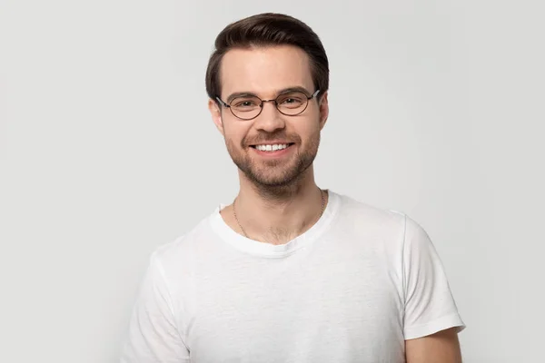 Retrato en la cabeza hombre sonriente con gafas aisladas sobre fondo gris — Foto de Stock