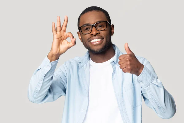 Emocionado hombre negro en gafas recomiendan servicio u oferta —  Fotos de Stock