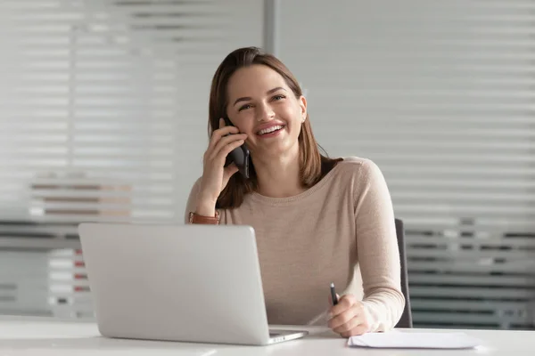 Lächelnde Geschäftsfrau telefoniert bei der Arbeit — Stockfoto