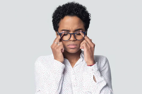 Mujer afroamericana agotada masaje ojos que sufren de dolor de cabeza — Foto de Stock