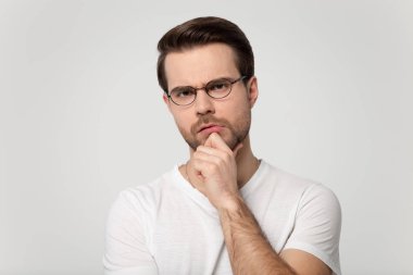 Çeneüzerinde el tutan kaşlarını çatma adam güvenilmez stüdyo çekim hissediyor