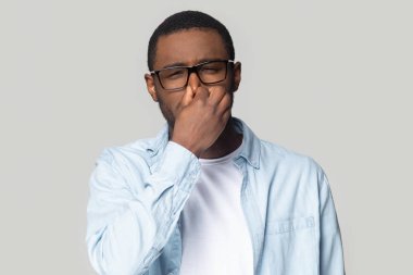 Mutsuz Afrikalı Amerikalı adam kapak burun kötü koku önlemek