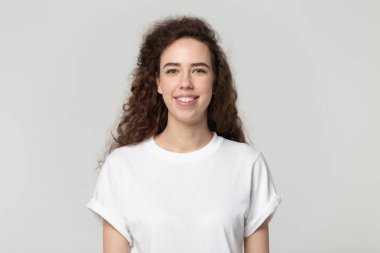 Kamera stüdyosu çekim bakarak gülümseyen genç kadın