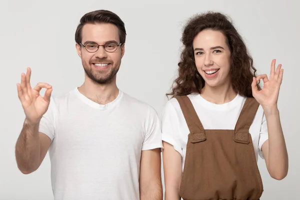 Giovane coppia mostrando ok segno dando parere positivo studio girato — Foto Stock