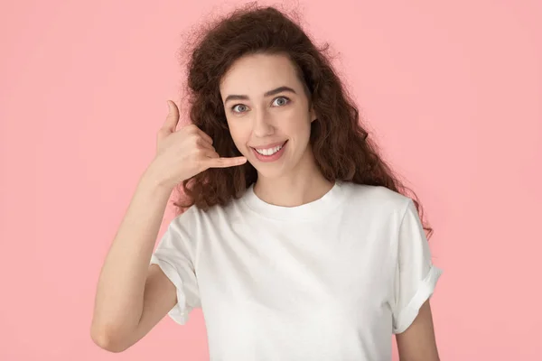 Lächelnde Frau zeigt Rufgeste mit Fingern — Stockfoto