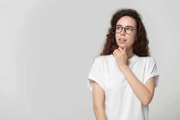 Attraktive Frau mit Brille, die isoliert auf grauem Hintergrund posiert — Stockfoto