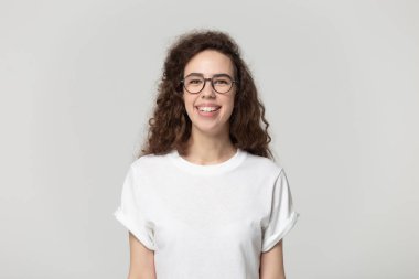Gözlük stüdyo çekim Güzel gülümseyen genç kadın