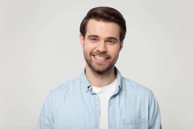 Gri stüdyo arka plan izole gülümseyen adam Headshot portre