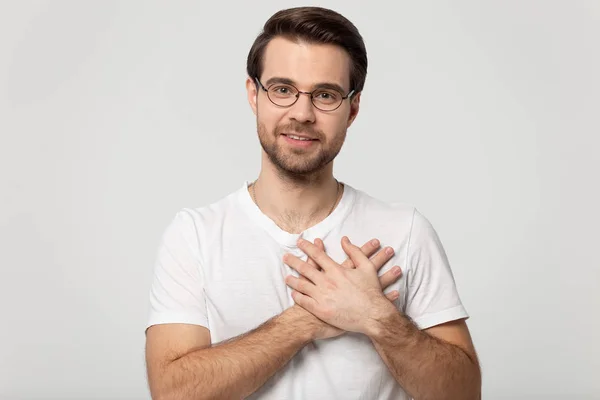 Muž, který drží ruce na prsou symbol vděčnosti — Stock fotografie