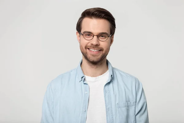 Gözlük stüdyo headshot çekici gülümseyen genç adam — Stok fotoğraf