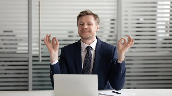 Mindful feliz hombre de negocios relajante meditación sentarse en el escritorio de la oficina — Foto de Stock