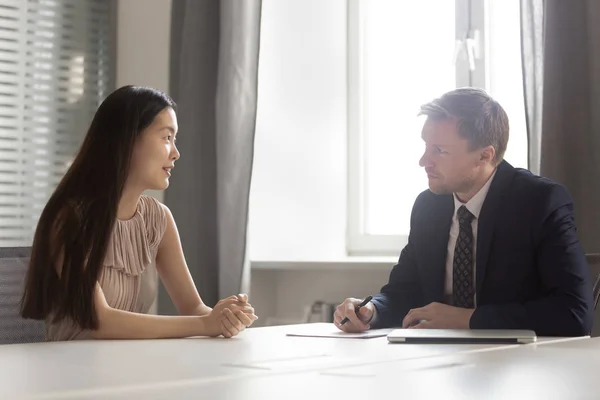 Serious hr empregador ouvir asiático candidato em entrevista de emprego — Fotografia de Stock