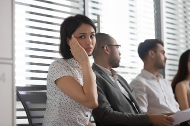 Stresli asyalı iş kadını iş görüşmesi öncesi korku baş ağrısı hissi