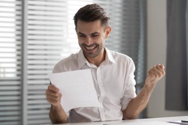 Posta mektubunda harika haberler okuyan mutlu işadamı