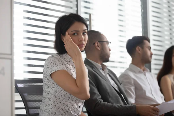 Stressé asiatique entreprise femme sentiment maux de tête peur avant emploi interview — Photo