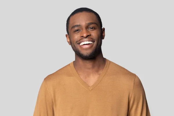 Retrato de un hombre negro posando en el estudio —  Fotos de Stock