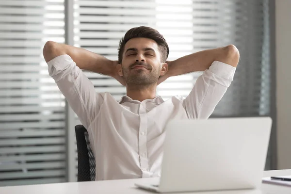 Розслаблений позитивний спокійний бізнесмен відпочиває на роботі — стокове фото
