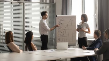 Çeşitli profesyonel iş antrenörleri yönetim kurulu nda flip grafik sunum vermek