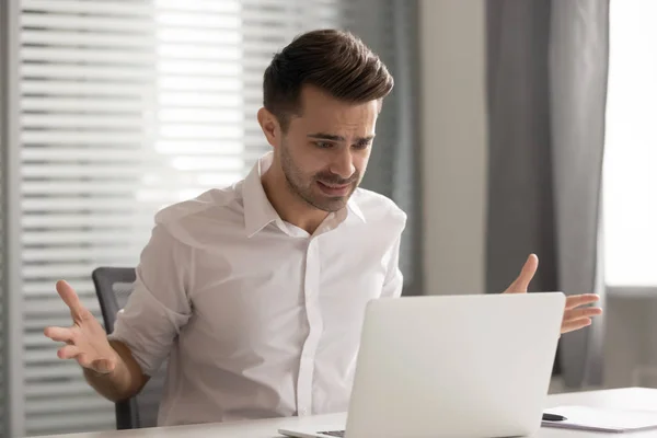 Zangado estressado homem de negócios irritado com problema de computador no escritório — Fotografia de Stock