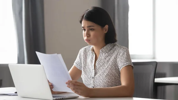 Stressad upprörd asiatisk affärskvinna läser dåliga nyheter i papper — Stockfoto