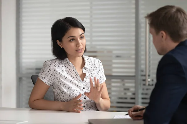 Asiatico banca manager lavoro richiedente parlare a hr consultare cliente — Foto Stock