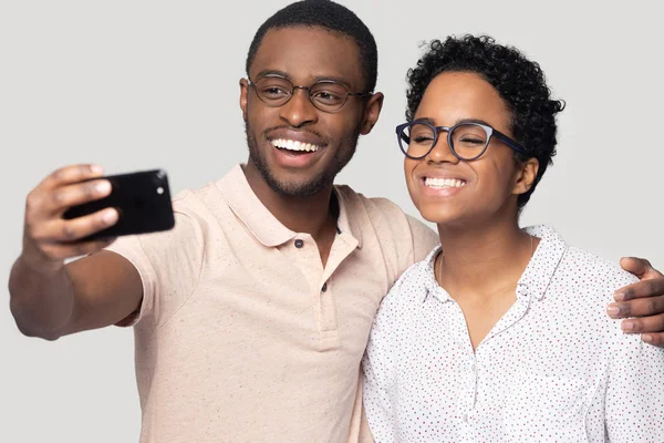 Gülümseyen etnik çift birlikte selfie pozu — Stok fotoğraf