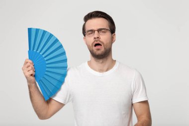 Bin yıllık adam duygu aşırı ısınmış tutar waver kendini soğutma hava akımı neden olur