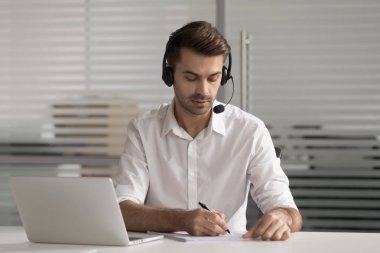 Ciddi müşteri destek acentesi giyim kulaklık notyazmak videoarama yapmak