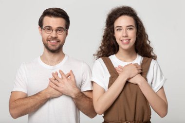Minnettar çift göğüs duygu müteşekkir stüdyo çekim ellerini tutarak
