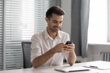 Ofiste akıllı telefon kurumsal iş uygulamaları kullanarak mutlu işadamı