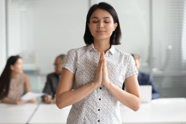 Minnettar Asyaiş kadını ofiste ayakta umut ile dua meditasyon