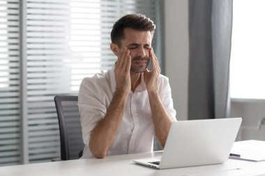 Stresli sinirli işadamı işyerinde güçlü baş ağrısı saldırı muzdarip