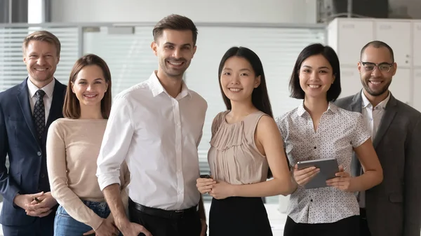 Felice diversi leader professionali guardando stand fotocamera con i dipendenti — Foto Stock