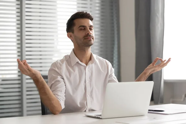 Tranquilo hombre de negocios consciente tomando descanso meditar sentarse en el escritorio de la oficina — Foto de Stock