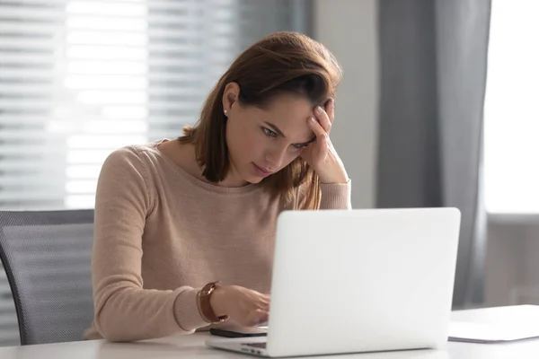 Stressad upprörd ung affärskvinna använda laptop gör svår uppgift — Stockfoto