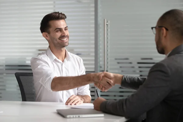 Lycklig manlig jobbsökande chef få hyrda handskakning HR-klient — Stockfoto