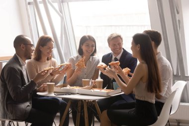Mutlu dostu çok etnik takım birlikte pizza yeme eğlenceli