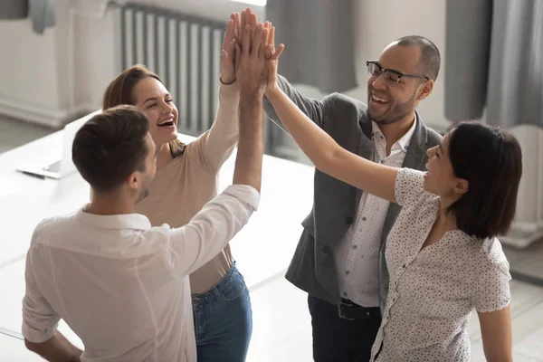 Feliz motivado diverso equipo de negocios personas dando cinco juntos — Foto de Stock
