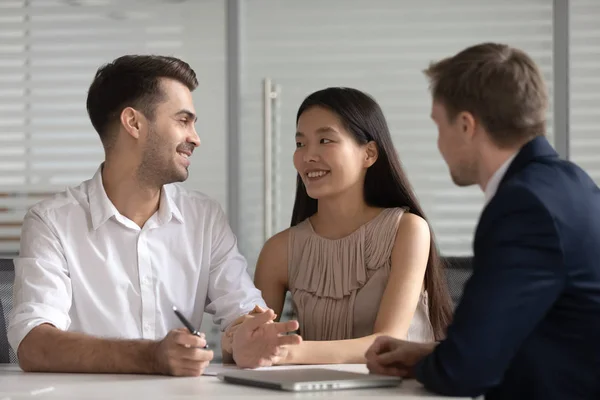 Sonriente mixta etnia familia pareja hablar considerar hipoteca préstamo oferta — Foto de Stock